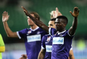 Die Austrianer sind zurück auf der Fußball-Bühne Europa. Und auch, wenn der gestrige Sieg noch glanzlos war, der Ergebnis zählt. Im Bild-Vordergrund: Larry Kayode, dahinter Christoph Martschinko, sowie Lukas Rotpuller. Foto: GEPA