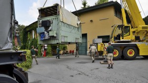 Behutsam wird Shaka in Wien abgeladen. Foto: Tiergarten Schönbrunn/Norbert Potensky