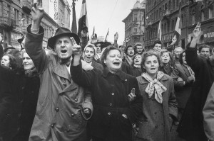 Fröhliche Menschen in den Straßen Budapests während des vorgetäuschten Rückzugs der sowjetischen Truppen 1956. Foto von Erich Lessing. Foto: Österreichische Nationalbibliothek / Lessing