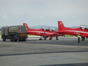 Die Betankung durch das Österreichische Bundesheer schritt flott voran, sodass sich die rote Staffel alsbald schon wieder in die Lüfte erhob und gen Poland verlegte. Foto: BMLVS/Oberreiter 