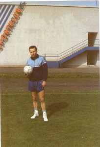 Max Eisenköck anhand eines beginnenden Trainings am Werksportplatz des SK VÖEST im Mai 1989. Im Hintergrund der legendäre Bunker. Foto: oepb