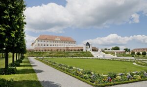 Von der riesigen Barockterrasse hat man einen herrlichen Blick auf das im Marcheld gelegene Schloss Hof. Foto: Schloss Hof