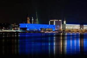 Blick auf das im Jahre 2003 eröffnete Lentos / Kunstmuseum Linz, gelegen am Donau-Strom, bei nächtlicher Beleuchtung. Foto: Presseamt der Stadt Linz