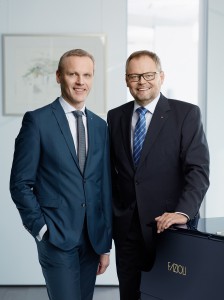 "Die Oberösterreichische bleibt auch im ersten Halbjahr 2016 auf dem soliden Kurs der vergangenen Jahre!³, ziehen Generaldirektor Dr. Josef Stockinger (rechts) und sein Vorstandskollege Mag. Othmar Nagl Bilanz über ein herausforderndes erstes Halbjahr 2016. Foto: OÖ-Versicherung