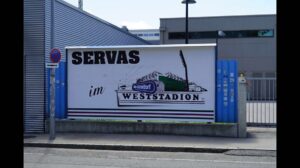 Zurück zu den Wurzeln: Von 1976 bis 1980 kickte RAPID im sogenannten Weststadion, da im äußersten Westen Wiens gelegen. Nach dem Ableben des Konstrukteurs Ing. Gerhard Hanappi wurde ab 1980 das Stadion nach ihm benannt. Die Namensrechte des Neubaus auf altem Areal wurden an die Allianz-Versicherung verkauft. Für die RAPID-Familie ist Gerhard Hanappi nun vergessen, es zählt nur noch das "Weststadion"! Foto: Martin Sohl / oepb