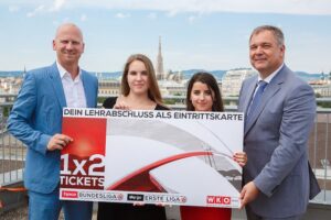 Zu den ersten, die nach erfolgreicher Abschlussprüfung die Gutscheine von WK Wien Präsidenten Walter Ruck (r.) und Bundesliga-Vorstand Christian Ebenbauer (l.) erhielten, zählten die beiden frischgebackenen Bankkauffrauen Michelle Klvana (2.v.l.) und Selenay Ilkdogan. Foto: Florian Wieser.