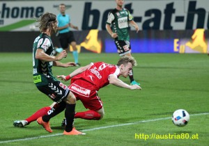 Dies wäre die Vorentscheidung zum 0 : 2 gewesen, verstrich jedoch ungenützt. Kevin Friesenbichlers Kopfball saust knapp neben die Torstange, Dennis Chessa muss nicht mehr eingreifen. Foto: Fritz Duras