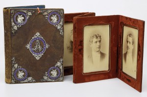Aufgeklapptes Fotoalbum mit Abbildungen von Julius Szeps und Leo Szeps (Brüder von Bertha Zuckerkandl) Foto: Bertha Zuckerkandl / Sammlung Emile Zuckerkandl 3, Literaturarchiv der Österreichischen Nationalbibliothek