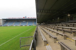 Blick von der alten Haupttribüne am Wiener Sportclub-Platz in Richtung Hernalser Hauptstraße und auf die Blaue Tribüne, die 1985 eingeweiht wurde. Foto: oepb