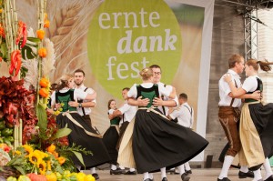 Bei Wein, Weib und Gesang begeht die Österreichische Bauernschaft alljährlich den Erntedank. Heuer stieg das Fest für die ganze Familie im Wiener Augarten. Foto: Harald Klemm