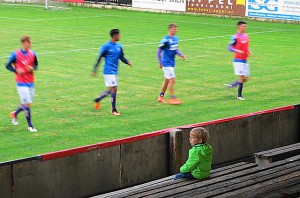 Früh übt sich, wer ein Großer werden will. Der kleine "Hans Putz" blickte gespannt den "großen" Jung-Veilchen beim Aufwärmen zu. Foto: oepb 