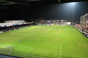 Der Sportclub-Platz, ausgeleuchtet von zwei verbliebenen Flutlicht-Masten in seiner ganzen aktuellen Pracht. Hier wird bereits seit 1904 Fußball gespielt. Foto: oepb 