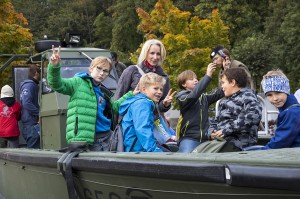 Von den Qualitäten des neuen Sturmbootes überzeugte sich bereits im Mai d.J. Minister Hans-Peter Doskozil anhand einer Ausfahrt auf der Donau bei den Melker Pionieren. In Lambach war es ein begehrtes Selfiemotiv. Foto: Bundesheer / Simader