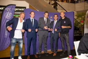 Von links: Die Herren Thorsten Fink (FAK-Cheftrainer), Matthias Franta (Center-Leiter), Markus Kraetschmer (AG-Vorstand), Michael Kohlruss (Merchandising-Leiter), sowie Raphael Holzhauser (Aktiver) anlässlich der Eröffnung. Foto: FAK