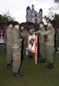 Stellvertretend für alle 200 Grundwehrdiener legten diese vier Rekruten ihre Hand an die Standarte. Foto: Bundesheer / Simader