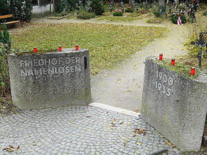 Schmuckloser Eingang in den zweiten Teil des Friedhofes der Namenlosen. Foto: oepb