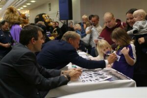 Autogramm-Wünsche dürfen bei solchen Anlässen natürlich nicht fehlen. Für Thorsten Fink (zweiter von links) die absolut positiven Seiten des Fußball-Geschäftes. Foto: FAK 