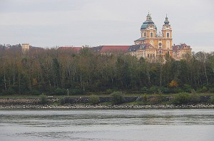 Blick über die Donau von der Emmersdorfer Seite auf das abendliche Stift. Foto: oepb