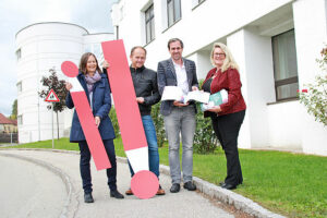 Übergabe des brandneuen Bildungskatalogs der Initiative Hot Spot! Innviertel an die Schulen der Region: v.l.: Andrea Eckerstorfer und Andreas Fill (Hot Spot! Innviertel), Dir. Thomas Gerstorfer und MMag. Irene Wiesinger von der Neuen Mittelschule der Franziskanerinnen Ried. Foto: Hot Spot! Innviertel 