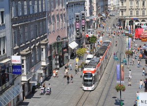 Seit es gefühlt den Elektrischen Strom gibt, schlängelt sich die im Volksmund als "Elektrische" titulierte Tramway durch Linz. Die Straßenbahn-Garnitur der LINZ AG/Linien gehört zur Stadt, wie die Landstraße, die als Top-Wirtschaftsstandort gilt und die im übrigen die längste Einkaufs-Meile Österreichs ist - sieht man von der Wiener Mariahilfer Straße ab. Foto: Stadt Linz