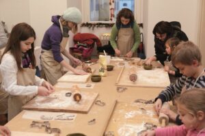 Gemeinsames Kekserl backen macht Spaß. Und so lässt sich gerade für die Kinder das schier endlos lange Warten auf das Christkind ein wenig leichter ertragen. Foto: MAGMAG events & promotion GmbH.