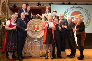 V.l.: Birgit Perl, Johannes Schmuckenschlager, Andrä Rupprechter, Frank Hensel, Ägidius J. Zsifkovics, Christina Hugl, Lynne Sherriff MW, Anna Reichardt, Willi Klinger, Hans Niessl, Andreas Liegenfeld, Verena Dunst. Foto: ÖWM/Anna Stöcher