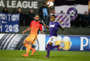 Auch, wenn es hier wie ein Paarlauf aussieht, aber AS Roma (links, Bruno Peres; Nr. 13) war der Wiener Austria (recht, Felipe Pires, Nr. 95) gestern Abend meist mehr als nur einen Nasenlänge voraus. Foto: GEPA 