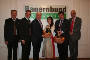 Von links: Karl Purkarthofer, Rupert Gsöls, Jakob Auer, Apfelprinzessin Lisa I., Johannes Abentung, sowie Johann Greimel. Foto: Bauernbund