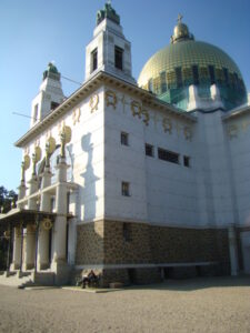 Auch eine große Wiener Sehenswürdigkeit, wenngleich nicht allzu bekannt, ist die "Kirche zum heiligen Leopold" am Steinhof im 14. Bezirk. Sie wurde in den Jahren 1904 bis 1907 nach den Entwürfen von Otto Wagner erbaut und zählt somit zu den bedeutendsten Bauwerken des Wiener Jugendstils. Foto: oepb