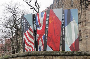 Die vier Flaggen der Bestzungsmächte USA, England, UdSSR und Frankreich weisen vor dem Nürnberger Justizpalast auf das Memorium der Nürnberger Prozesse hin. Foto: © oepb