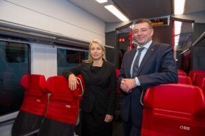 ... dass 64 neue Garnituren der Cityjet-Züge in den nächsten Jahren für die Fahrgäste und Pendler zur Verfügung stehen werden. Beide Fotos: ÖBB Zenger