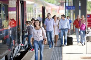 Saubere Bahnsteige, kompetente und freundliche Mitarbeiter, sowie große Sicherheit, egal ob für Alleinreisende ...