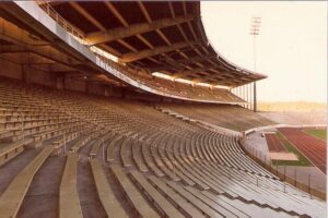 Blick auf die Haupttribüne des Gelsenkirchener Parkstadions. Schalke spielte hier von 1973 bis 2001. Foto: oepb / 1977