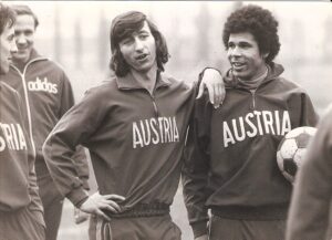 Die Austria bereitet sich auf das Frühjahr 1974 vor. Im Bild von links: Josef Sara (abgeschnitten), Trainer Josef Pecanka, Edi Krieger und Helmut Köglberger https://www.oepb.at/allerlei/helmut-koeglberger-erinnerungen-an-eine-braune-perle.html Auf “die braune Perle” Köglberger traf Krieger in den Jahren 1979 bis 1981 erneut, beim LASK in Linz. Foto: oepb