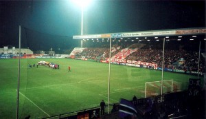 .. gibt es in dieser Form heute nicht mehr. Mit dem neuen "Stadion Essen" hofft man, dass RWE zu alten Erfolgen zurückkehren wird. Beide Fotos: oepb / 2005