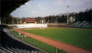 Blick auf das "Stadion am Zoo" in Wuppertal. Der Wuppertaler SV, als auch Borussia Wuppertal teilten sich diese Spielstätte. Direkt am Areal rattert die Schwebebahn als "Hochbahn der Stadt" vorbei. Der WSV, detto ein Traditionsverein, stieg im heurigen Sommer 2016 zumindest wieder in die Regionalliga West auf. Foto: oepb / 2002 