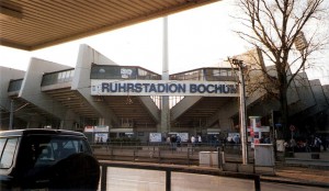 Das Ruhrstadion ist die Heimstätte des Vfl Bochum. Am 25. August 1987 waren hier beim Derby gegen Schalke 04 knapp 50.000 Zuschauer zugegen, wobei gut zwei Drittel im Lager der "Königsblauen Knappen" gestanden sind. Foto: oepb / 2002