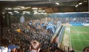 Die VfL Bochum-Fans hinter dem Tor. Auch wenn es mit dem VfL in den letzten Jahren mehr begab, denn bergauf geht, halten sie eisern zu ihren Blau-Weißen. Hier im Rahmen eines Zweitliga-Spieles gegen Eintracht Frankfurt. Foto: oepb / 2002 