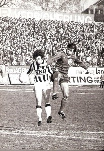 Nach seinen Jahren in Belgien kehrte er im Sommer 1979 nach Österreich zurück. Hier, im Frühling 1980, fightet Edi Krieger, links, im Dress des LASK gegen Thomas Parits (SK VÖEST). Die Linzer Gugl war stets gut besucht, wenn die beiden Linzer Rivalen die Klingen kreuzten. Foto: oepb