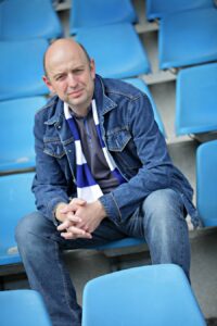 Frank Goosen auf der Tribüne im Bochumer Ruhrstadion. Foto: Volker Wiciok