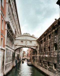 Blick auf die sogenannte Seufzerbrücke, die Ponte dei Sospiri, zu Venedig. Sie verbindet den Dogenpalast mit dem Zuchthaus. Ob Davide Venier dereinst auch diesen Weg gehen musste, bleibt der Phantasie des geneigten Lesers selbst überlassen. Foto: oepb 