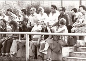 Alfred Günthner (hinten rechts, Herr mit Brille) 1977 nach seiner Ära beim SK VÖEST Linz und vor dem Gang zu Austria Salzburg. Hier anhand einer Sonntags-Matinee der 1. OÖ-Landesliga am Platz des SK St. Magdalena zu Linz-Urfahr. Vorne rechts sitzend: Karl Kiesenebner, ein langjähriger Akteur beim LASK und von Union Wels. Foto: privat/oepb