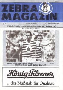 Während seiner erfolgreichen MSV-Jahre strahlte Michael Tönnies (im Bild vor Ewald Lienen) oft vom Cover der Stadion-Zeitschrift “Zebra-Magazin”. Foto: oepb.at