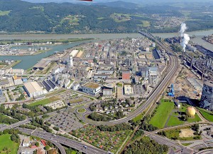 Blick auf die voestalpine (ganz rechts im Bild der Gasometer der VÖEST) und den Chemiepark als einen der größten Betriebsareale der oberösterreichischen Landeshauptstadt Linz. Im Hintergrund fließt der alte Strom der Nibelungen, die Donau, gen Wien und weiter in Richtung Schwarzes Meer. Foto: Planung, Technik und Umwelt Pertlwieser