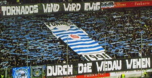 Gedenk-Choreografie der MSV Duisburg-Fans an ihr Idol Michael Tönnies beim gestrigen Drittliga-Schlager (Erster vs. Zweiten) gegen den VfL Osnabrück (2 : 2). Knapp 18.000 Zuschauer in Liga 3 erwiesen dem "Tornado" die allerletzte Ehre Foto: oepb