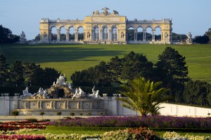 Morgendliche Sommer-Stimmung im Schönbrunner Schlosspark. Im Vordergrund der Neptunbrunnen, im Hintergrund thront die Gloriette. Foto: Lois Lammerhuber/SKB