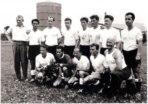 Alfred Günthner, 22jährig, 1958 am Werksportplatz der VÖEST, als oberösterreichischer Fußballmeister mit dem SK VÖEST Linz. Hockend vorne, erster von links: Foto: privat