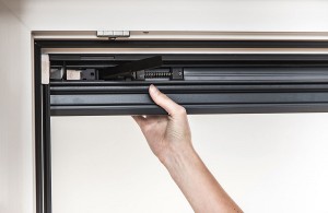 Das BLINOS ROLLO wird mittels patentierter Klemmvorrichtung wind- und wetterfest am Fensterrahmen montiert Fenster und Fassade bleiben dabei unbeschädigt. Foto: Schlotterer