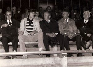 Von links: Hauptkassier Schuligoj, Georg Krenn, Karl Wascher (im Hintergrund) Alfred Günthner, Josef Süßner, sowie Adam Wascher auf der frisch gedeckten Sitzplatztribüne des Linzer Stadions während der Spielzeit 1970/71. Foto: Erwin H. Aglas/oepb
