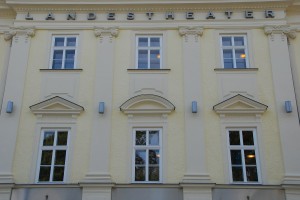 "Als im Jahre 1803 die Landstände ihr Theater an der Promenade eröffneten, so taten sie dies mit dem Stolz, dass ein Theater das Selbstverständnis einer Gesellschaft widerspiegelte!", so der OÖ-Landeshauptmann Dr. Josef Pühringer aus Anlass 200 Jahre Landestheater Linz im Jahre 2003. Foto: Peter Peer